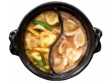 今年の鍋は「炊餃子」の進化版が大人気!!とろ～りとろける餃子と〆はカレーチーズリゾットで大満足