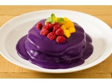 【Eggs 'n Things】こんなパンケーキ見たことない?! 色鮮やかなムラサキのソースたっぷりの、ハロウィン限定メニューとは？