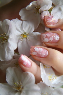 春が待ち遠しい！桜を散りばめた桜ネイルアート♪