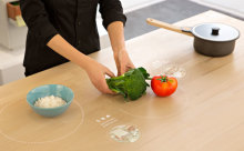 これが未来のキッチン!?IKEAがレシピ表示から調理までできるテーブルを発表