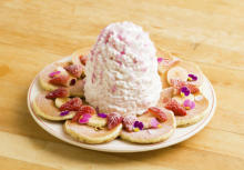 8周年を迎えるエッグスンシングス原宿店に、春らしい桜色のアニバーサリーパンケーキが登場♡