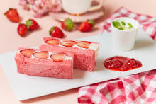 ザ ストリングス 表参道の苺を使ったピンク色のサンドイッチかわいい♡苺とライチの贅沢パフェもお目見え