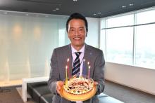遠藤憲一 フォトケーキの祝福に「すみませんね…こんな58歳に」と照れ笑い