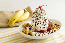 アメリカのアイスクリームデザート“バナナスプリット”がモチーフ♩「エッグスンシングス」にパフェ風パンケーキが登場