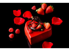 2人の“キューピッド”に！真っ赤なハートのバレンタインチョコレートケーキ