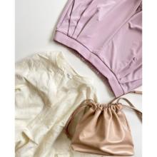 ユニクロの「新テーパードパンツ」のピンクカラーが絶妙な色合い♡高級感のある素材で履き心地も抜群なんです