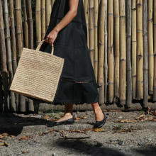 素材作りから完成まで、全部が手作業のやさしいバッグ。遠いマダガスカルから“手仕事のあたたかさ”がやってきた