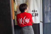 淡いグリーンが夏にぴったり。餃子の王将×JOURNAL STANDARDによる、京都限定カラーのTシャツが登場