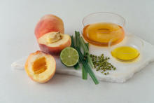 これで暑い夏も乗り切れそう。ミスチシェフ考案、「桃のコンポート。レモングラスの香り」レシピが公開