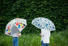 これが雨の日もお守り。イラストレーターSHOGO SEKINEさん描き下ろしのビニール傘がファミマに登場