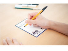 神戸市の中学生が神戸タータンの特製ポストカードに想いを込めて手紙を綴る