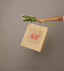 この秋始まる、H&amp;Mのサステナブルなショッピング体験。オンラインショッピングの包装・パッケージが紙製に