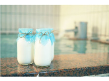 牛乳消費を少しでも助けたい！おふろcafeハレニワの湯で「牛乳風呂」を開催
