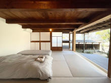 しまなみ海道・大島に、四棟から成る一棟貸しの宿「足るを知る木洩れ日る」がオープン