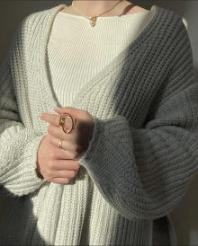ユニクロの「リブセーター」は120点のシルエット美！春に使える、上品ですっきり見えが叶うなんて優秀すぎ