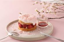 koe donuts kyotoに、この季節だけの「いちごと桜」が登場。ふんわり香る桜ドーナツをお花見気分で楽しも
