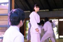 田中圭、“柔道部の美少女”に微笑みかける　映画『女子高生に殺されたい』本編映像第三弾