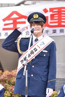 神尾楓珠、凛々しい制服姿で“敬礼！”　『20歳のソウル』佐藤美咲と1日警察署長務める