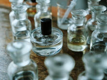 世界でひとつだけの「オーダーメイド香水」。専属調香師に相談しながら、オンラインで特別な香りをつくらない？