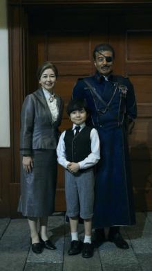 舘ひろし＆寺田心、『鋼の錬金術師』ブラッドレイ親子の微笑ましい家族写真