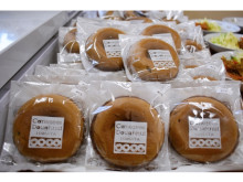 福岡ソノリクが、オクラ約200本分が入ったドーナツ100個を子どもたちにプレゼント