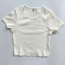 予想以上のすっきり見えに驚き！ユニクロの「クロップドTシャツ」は、リブ編みで肉感も透け感も気にならない