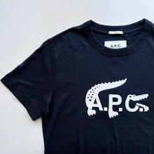 オンラインでは売り切れ続出！「A.P.C.×ラコステ」コラボのワニさんロゴは、反則級のかわいさじゃない？