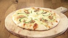 『オモウマい店』巨大はまぐり3個使ったピザが登場　平均年齢78歳の女性6人がソース＆生地も手作り