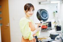 “新妻”島崎遥香、キッチンで初々しいエプロン姿　佐野岳へ煮込みハンバーグふるまう