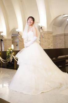 吉岡里帆、ウェディングドレス姿でキュートな笑顔　劇中では全力疾走する花嫁に