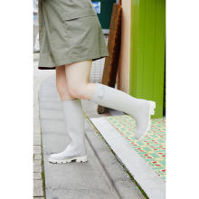 「ANNA SUI×atmos」のおしゃれなラバーブーツが登場。雨の日から冬の防寒まで、1年を通して履けちゃう！