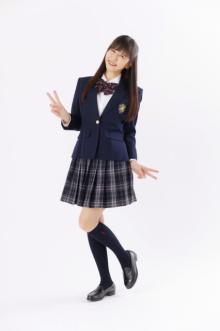 井上喜久子、“17才”の制服写真公開で反響　美脚チラリで「スタイルいい！」「お姉さま！」