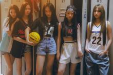 HYBE新ガールズグループ「NewJeans」、MV内でメンバー名初公開　1曲で4本のMV解禁