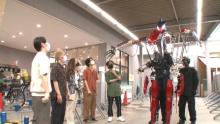 岡村隆史、誕生日企画で2m70cmの「巨大2足歩行ロボ」に　元オカレモンJr.の萩原利久も驚き