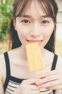櫻坂46守屋麗奈、アイスキャンディーをペロりとキュートな表情　特典ポストカード第2弾