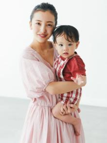 板野友美、1歳赤ちゃんモデルを抱っこ「半年後に私の娘もこれくらいなのかな」　『ひよこクラブ』2号連続で表紙
