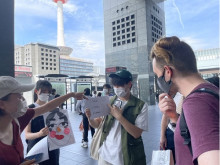 大谷大学国際学部生が京都駅周辺で外国人観光客への英語アンケート調査を実施