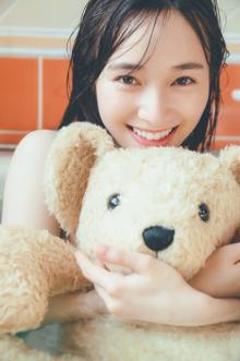 櫻坂46守屋麗奈、お風呂でクマを抱きしめる濡れ髪カット公開　特典ポストカード第5弾