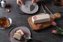 秋冬のご褒美に、バラの香りで包まれるチーズケーキをいかが？口に入れた瞬間、しあわせがフワッと広がります