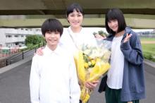 板谷由夏、息子役・阿久津慶人と『家庭教師のトラコ』撮了　橋本愛から花束サプライズ