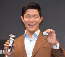 鈴木亮平、シェーバー発売イベントに“ブラウン”スーツで登場「スペルは違いますが」