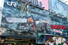 アニメ『チェンソーマン』描き下ろしビジュアルが渋谷ハチコーボードに登場　新宿では3D映像も