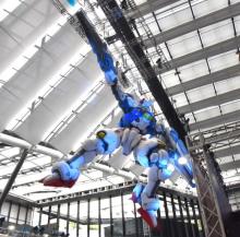 『水星の魔女』ガンダム・エアリアル、7mのバルーンが新宿に　『GUNDAM NEXT FUTURE-TOKYO BASE-』開催