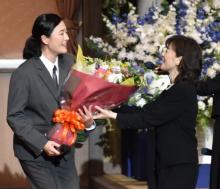 しゅはまはるみ、誕生日サプライズに笑顔「ここで来るとは！」　石野真子から取材会中に花束