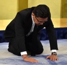 【RIZIN】榊原信行CEO“花束投げ捨て”騒動は「テロ行為、こんなに悲しいことはない」世界に向けて土下座で謝罪