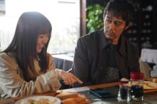 『すべて忘れてしまうから』第4話、大島優子演じる謎の美女の目的は？　阿部寛“M”と意気投合　