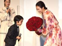 木村文乃、人生初のバラの花束に感激　川原瑛都からの誕生日サプライズにデレデレ「連れて帰りたい」