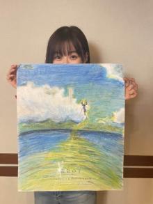 森七菜、自ら描いた芸術的な“空の絵”公開　『天気の子』地上波放送を前に新聞広告企画で