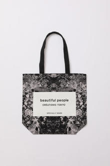 “過去のコレクション”を象徴した柄に、思わずうっとり。「beautiful people」の人気バッグが特別仕様で登場