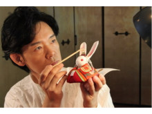 「人形作家45周年記念 ホリ・ヒロシ 招きうさぎ人形展」が東京・銀座で開催中